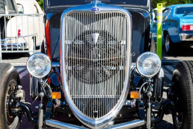 Eski Ford V8 ızgara