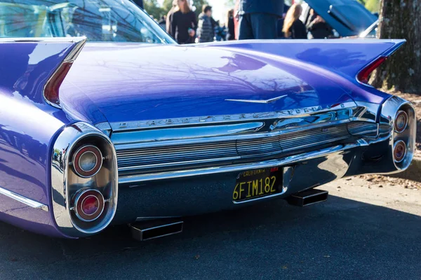 Barbatanas em Cadillac Roxo — Fotografia de Stock