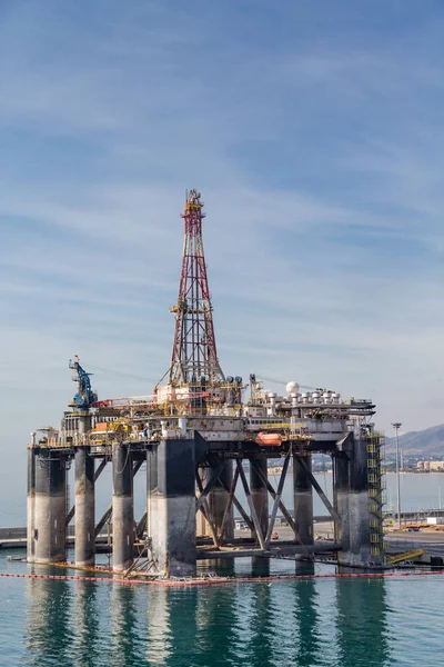 马拉加西班牙石油平台 — 图库照片