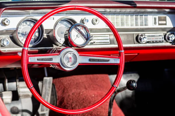 Rode Oldsmobile interieur — Stockfoto