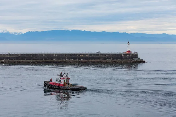 Rimorchiatore rosso e bianco a Victoria Seawalll — Foto Stock