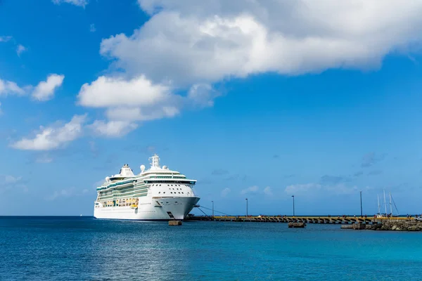 Kreuzfahrtschiff am langen Steg unter schönen Wolken — Stockfoto