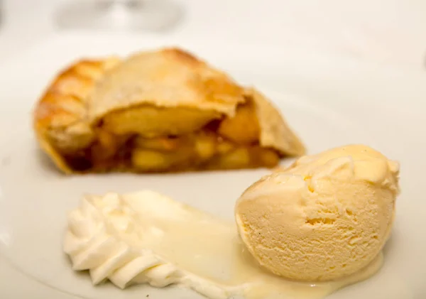 Gelato con torta di mele in background — Foto Stock