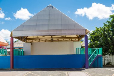 Beyaz arka plan ile mavi ve yeşil sahne