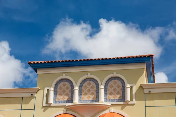 Färgglada byggnad i Aruba — Stockfoto