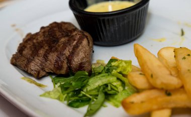 ızgara biftek ile kızarmış patates