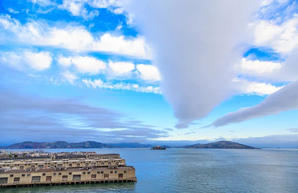 Alcatraz Island utanför San Francisco bryggor Under fina moln — Stockfoto