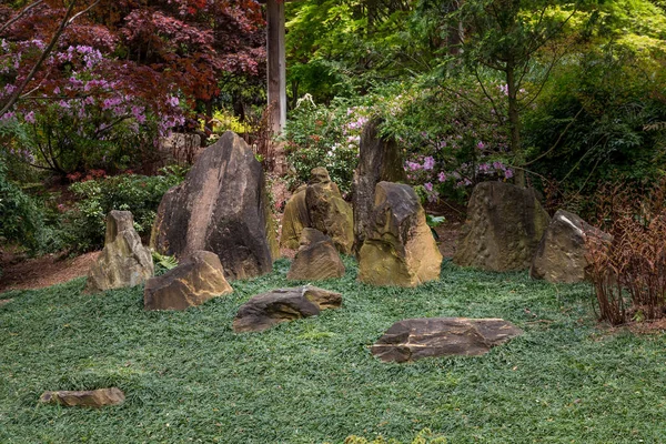Bahçe taşları duran — Stok fotoğraf