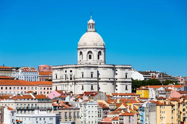 Lizbon tepenin üzerinde ünlü kubbeli kilise — Stok fotoğraf