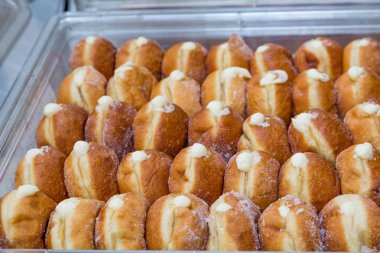 Taze krema doldurulmuş donut