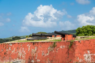 Eski kırmızı kale üzerinde toplar