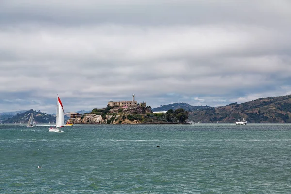 Velero Rojo y Blanco Pasado Alcatraz — Foto de Stock