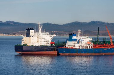 Gibralter içinde iki yük gemilerinden