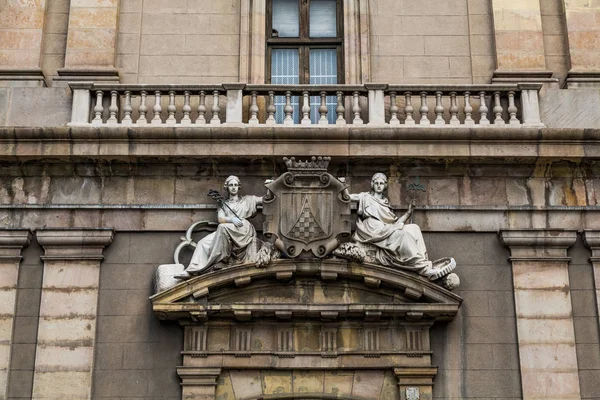 Cresta sobre la puerta de Barcelona — Foto de Stock