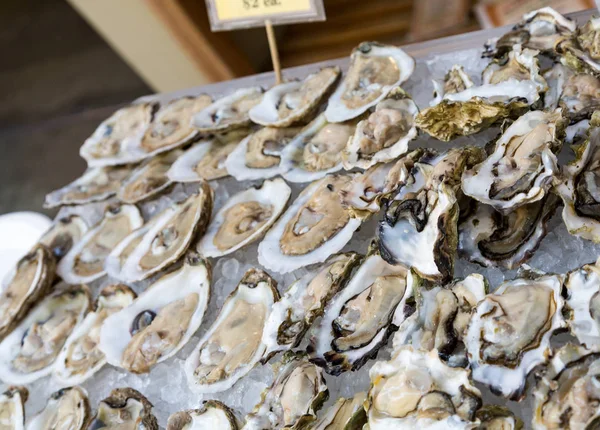 Oysters on Half Shell in Market — Stock Photo, Image