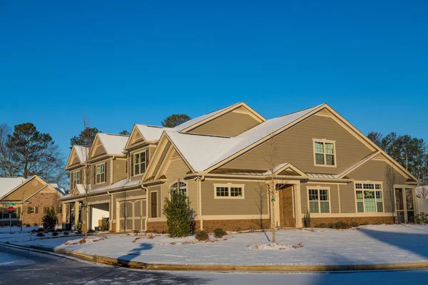 Nueva casa bajo nieve ligera — Foto de Stock