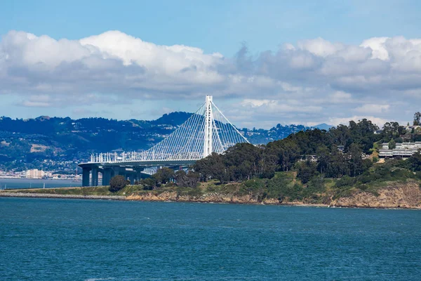 サンフランシスコハーバーの白い吊り橋 — ストック写真