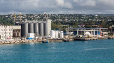 Barbados üzerinde yük limanda siloları