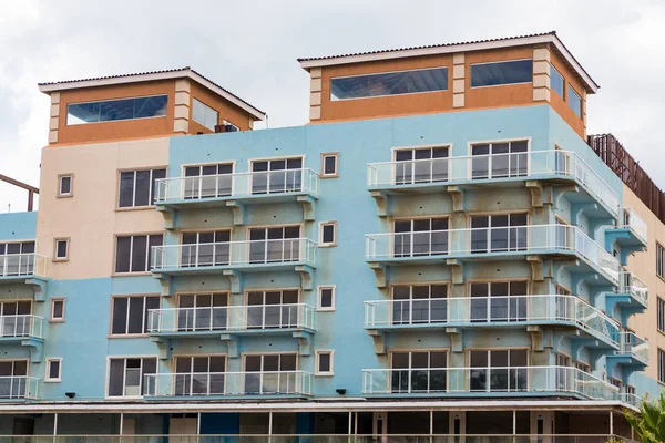 アルバ島の青いマンション新築 — ストック写真