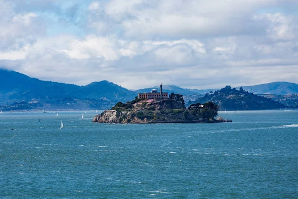 Alcatraz con Marín en segundo plano — Foto de Stock