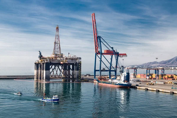 Tanker ve petrol sondaj platformu — Stok fotoğraf