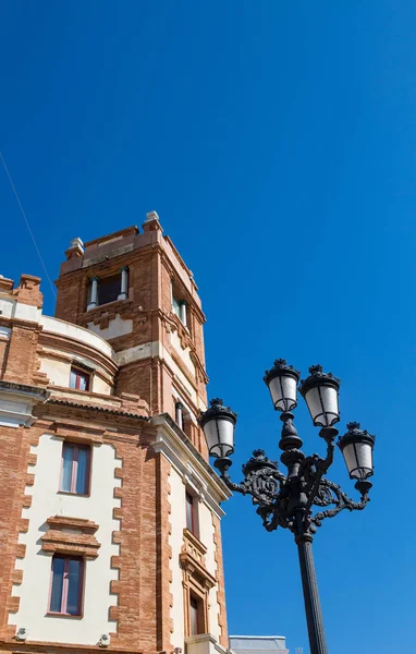 Lamppost y ladrillo viejo bajo cielos azules — Foto de Stock