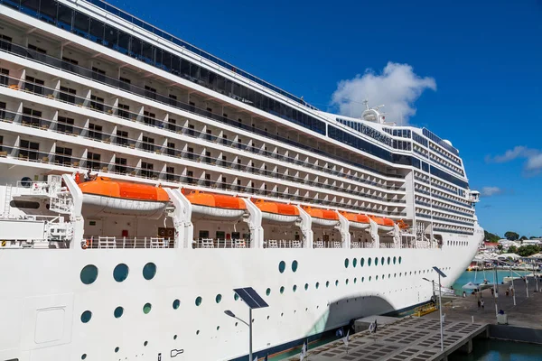 Sechs orangefarbene Rettungsboote auf Kreuzfahrtschiff — Stockfoto