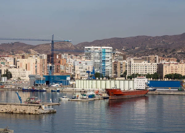Tanks en vrachtschepen op de kust van Malaga — Stockfoto