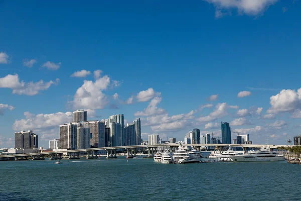 Miami skyline von der biscayne bay — Stockfoto
