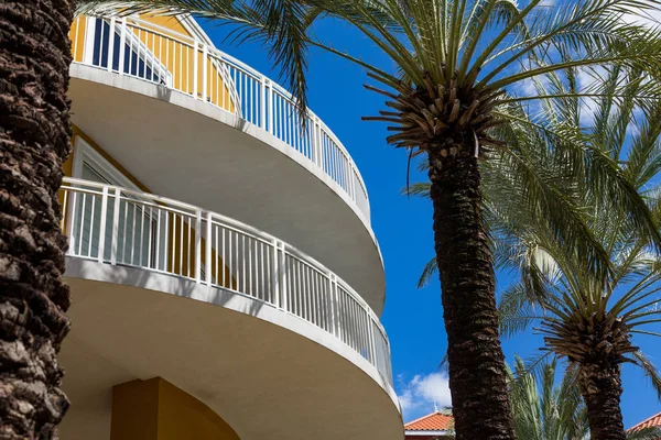 Gul böjd balkonger av palmer — Stockfoto