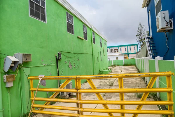 Puerta amarilla entre verde y azul — Foto de Stock