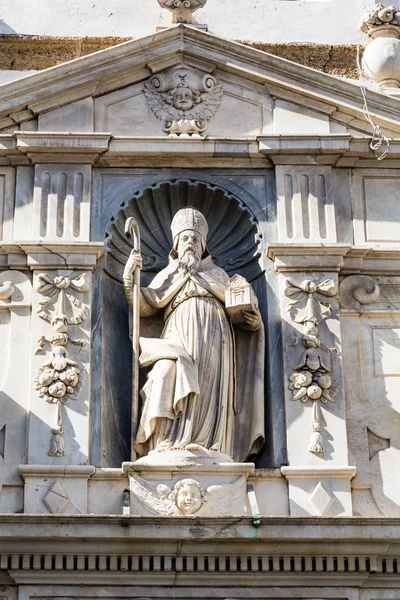 Bisschop sculptuur op de kerk — Stockfoto