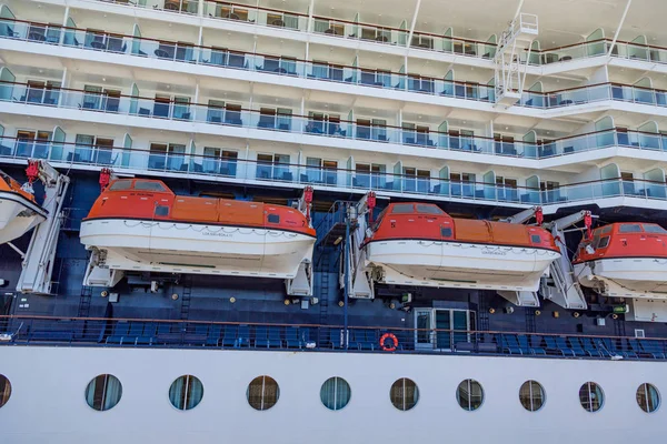 Grote reddingsboten op cruiseschip — Stockfoto