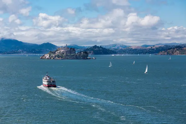 Ferry Rojo y Blanco Hacia Alcatraz — Foto de Stock