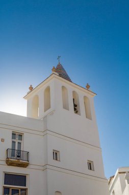 Mavi gökyüzü beyaz kilise
