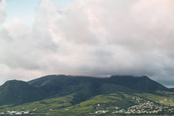 Bulutlar üzerinde St Kitts evleri — Stok fotoğraf