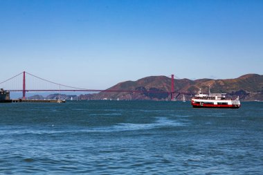Golden Gate Köprüsü doğru yelken feribot