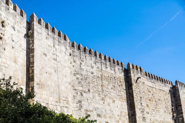 Alte steinmauer in lisbon — Stockfoto