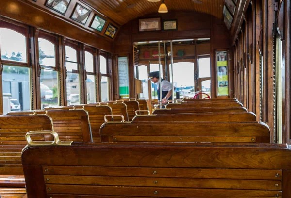 古い鉄道車で木製の座席 — ストック写真