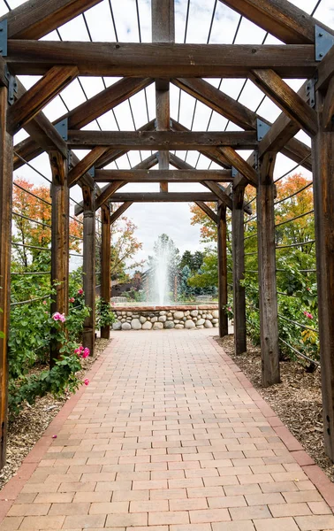 Fountain Beyond Rose Trellis — Stock Photo, Image