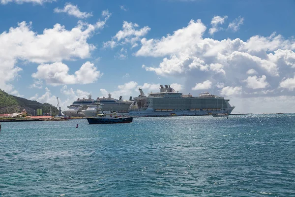 Drei kreuzfahrtschiffe in st maarten — Stockfoto