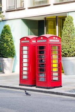 Londra'da iki kırmızı telefon kabinleri