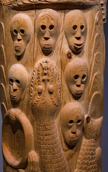 Faces and Snake Carved on Tree — Stock Photo, Image
