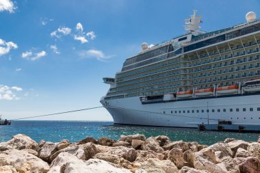 Taş dalgakıran demirleyen gemi cruise