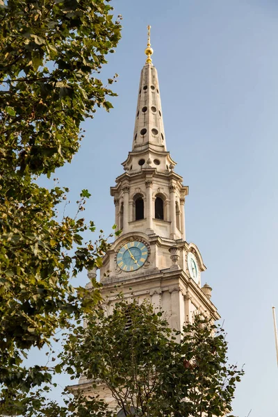 Zegar i wieża na St Martin in the Fields — Zdjęcie stockowe