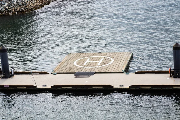 Almohadilla de helicóptero en muelle de madera — Foto de Stock