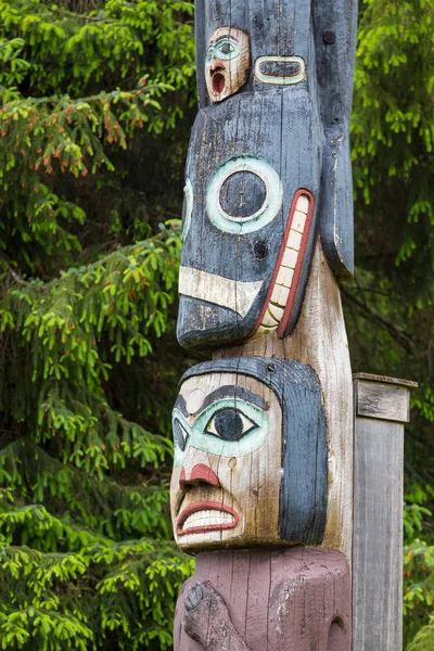 Totem Pole and Fir Trees — Stock Photo, Image