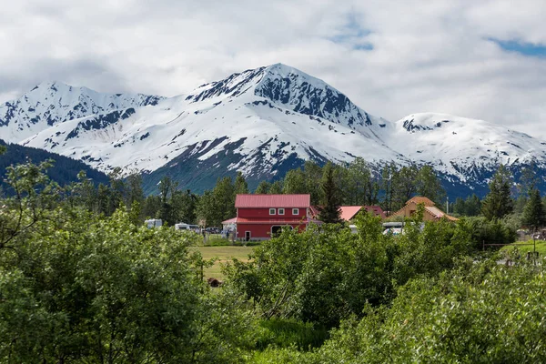 Czerwonej stodole w góry Alaski — Zdjęcie stockowe