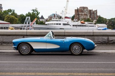 Mavi ve beyaz üstü açık liman tarafından