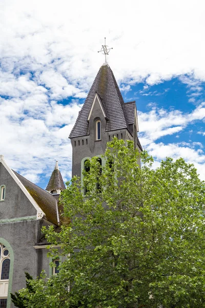 Igreja cinzenta Steeple Além Árvore — Fotografia de Stock